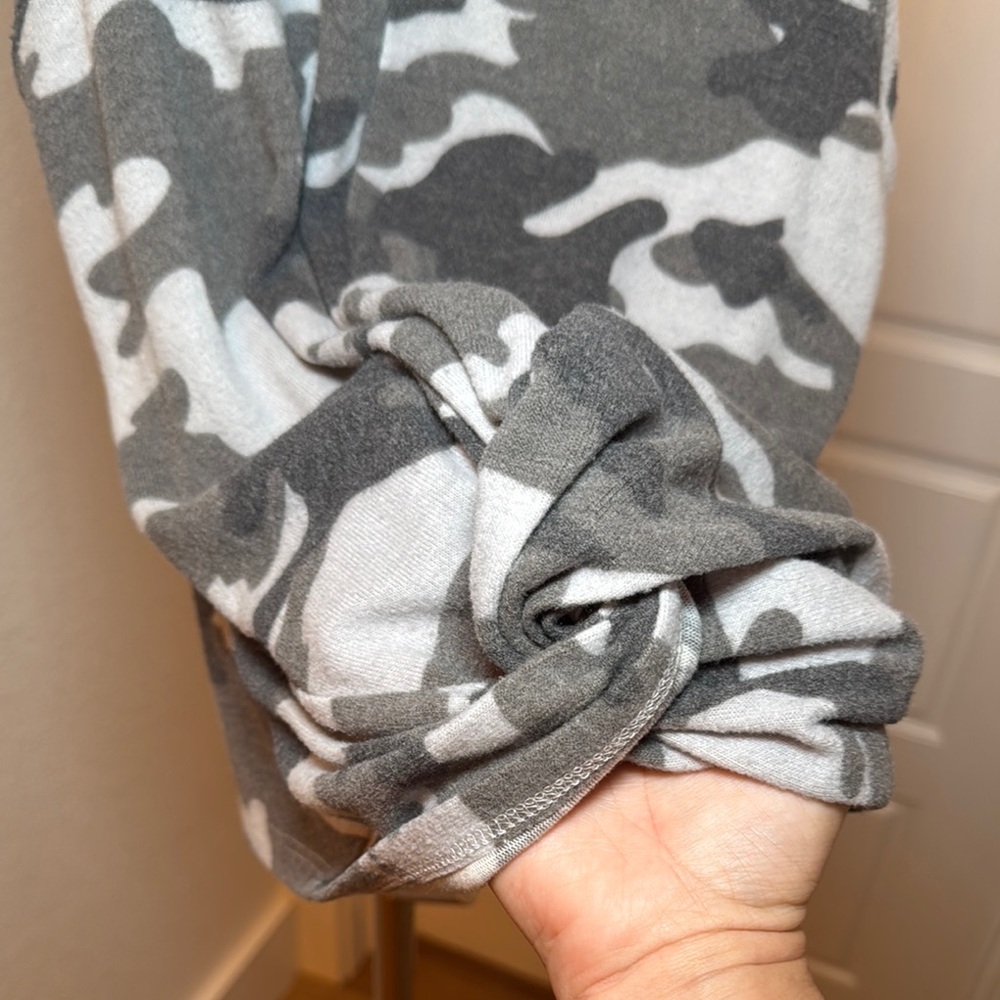 Eyeshadow Black and Gray Camouflage Tank Top - Picture 5 of 6